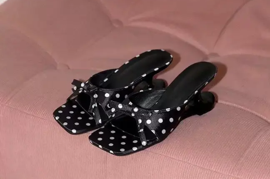 ĐẾ THUYỀN GÓT 7CM NƠ TẦNG Giày cao gót mũi vuông hoạ tiết chấm bi trắng đen 