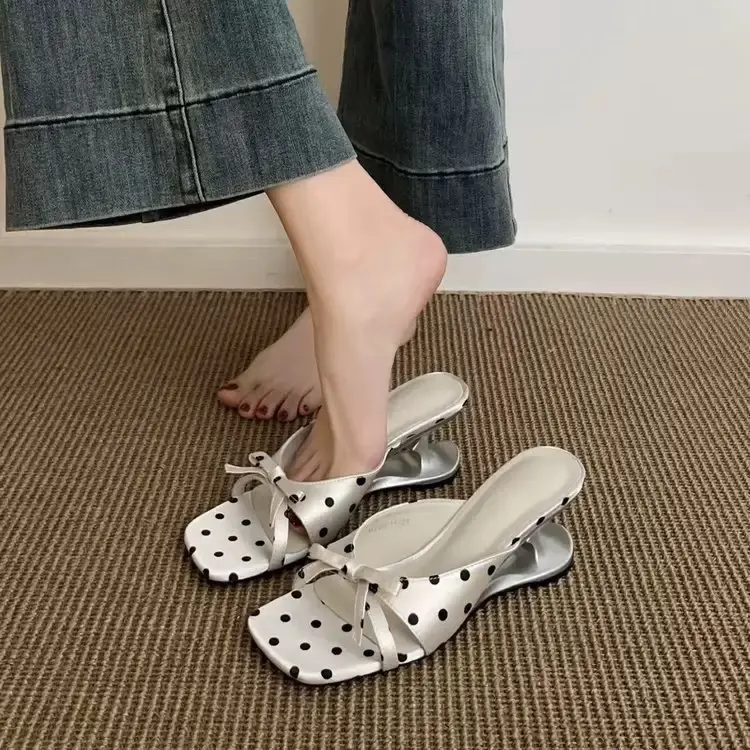 ĐẾ THUYỀN GÓT 7CM NƠ TẦNG Giày cao gót mũi vuông hoạ tiết chấm bi trắng đen 